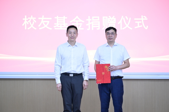 校党委副书记、副校长刘德强为李少华颁发捐赠证书