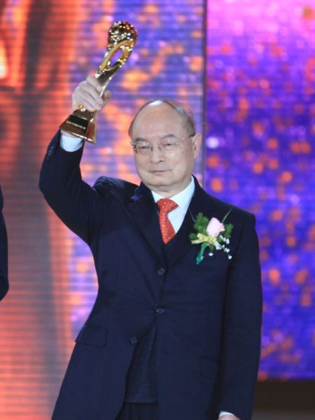 我校杰出校友、国家开发银行董事长陈元获2010CCTV中国经济年度人物奖