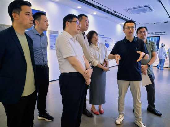 参观广州鹏辉能源科技展厅