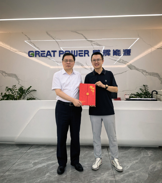 向方李一凡校友颁发捐赠证书