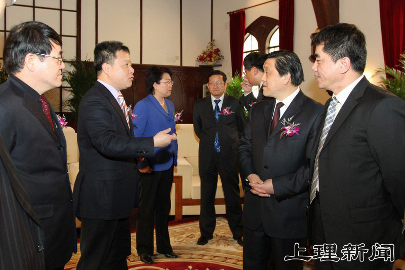 副市长沈晓明(左二)会前与我校领导亲切交谈