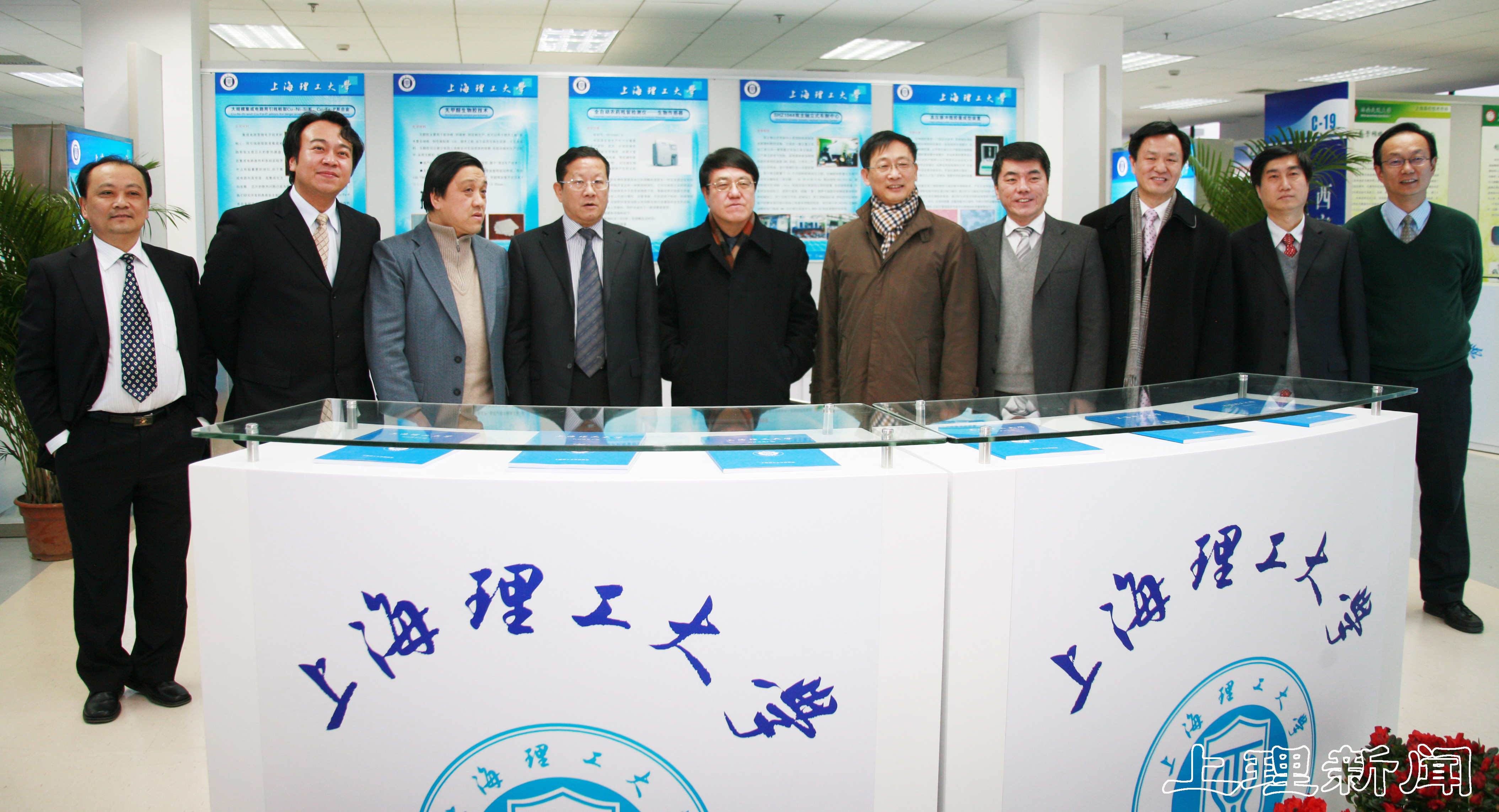 杨浦区、市教委、市教卫党委领导与我校领导在我校展台前合影