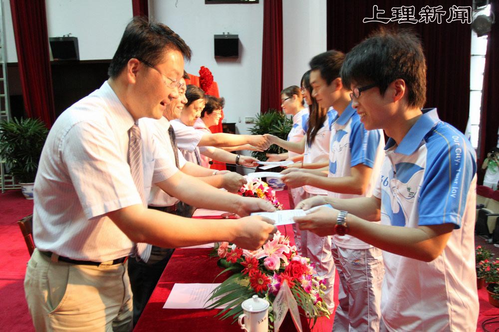 与会领导共同为世博志愿者代表颁发《世博志愿者录用通知书》(