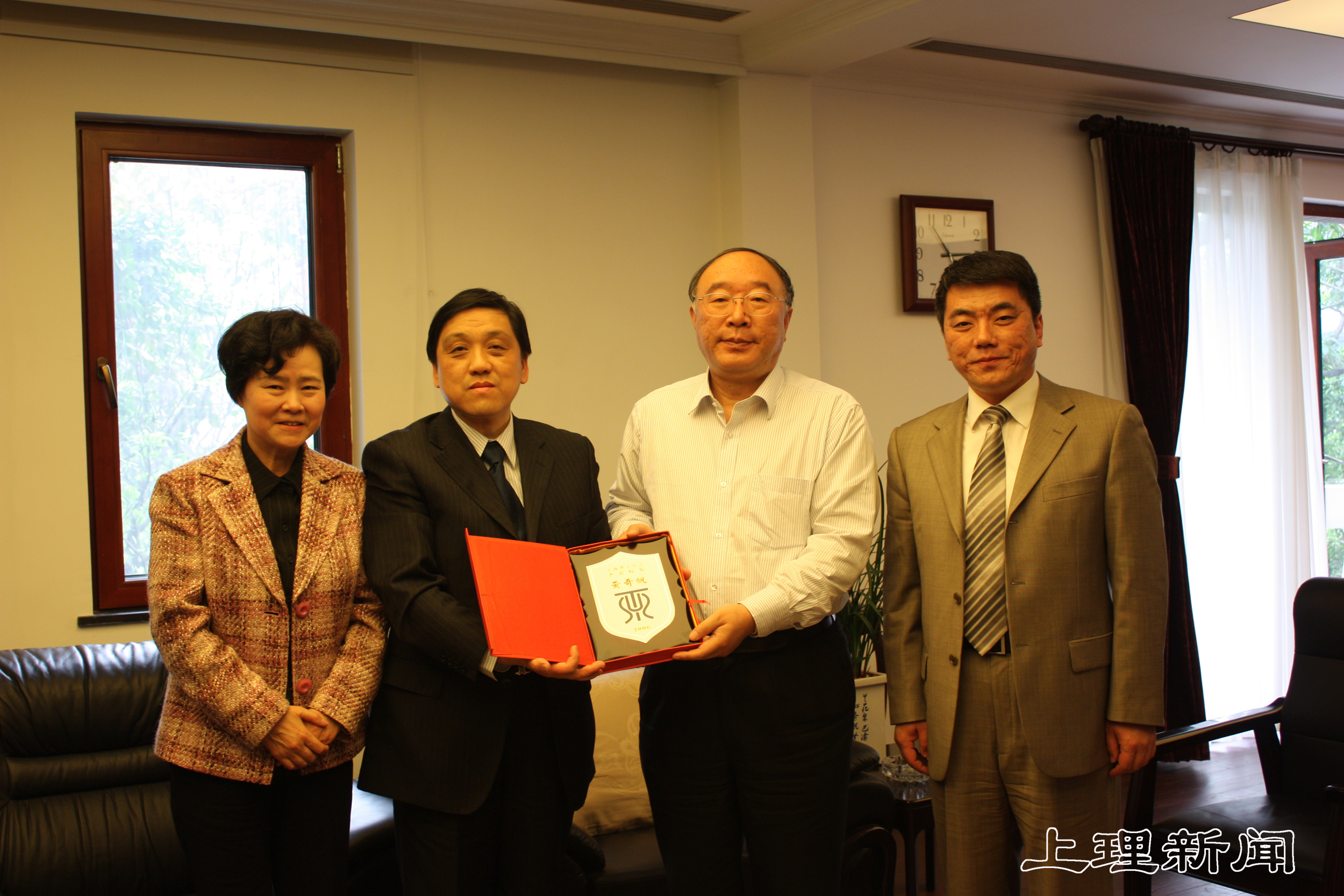 向黄奇帆校友颁赠“上海理工大学杰出校友”纪念牌