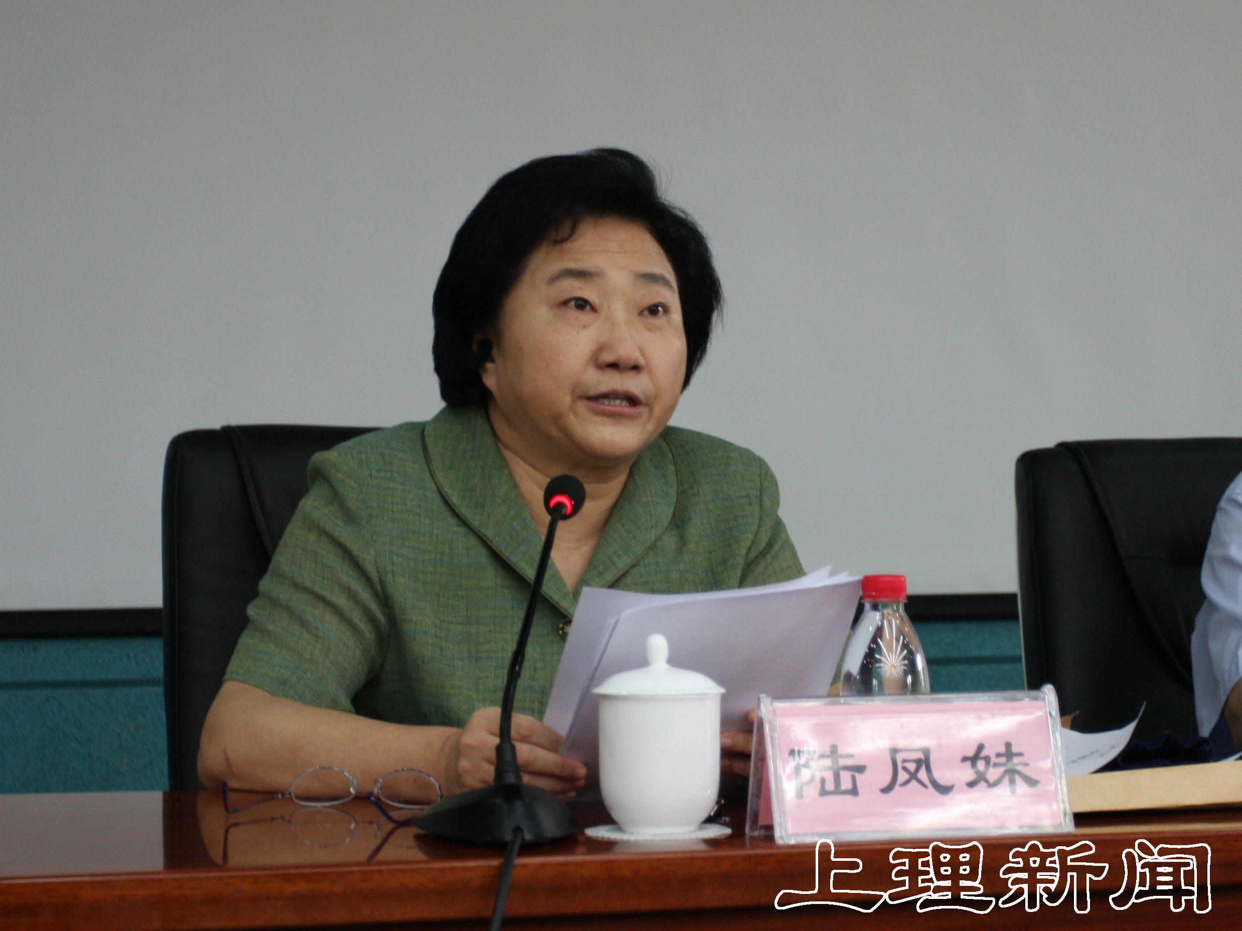 委组织部副部长陆凤妹宣读市委关于燕爽同志任中共上海理工大学党委书记的决定(董剑戟摄