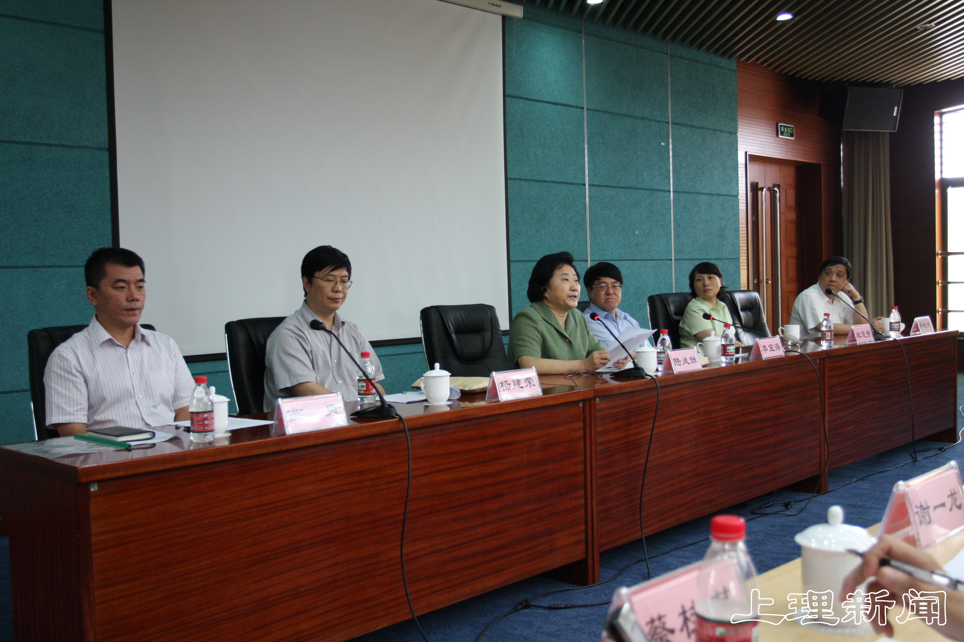 市委组织部副部长陆凤妹(左三),市教卫党委书记李宣海(右三),市委组织部副局级巡视员、宣教干部处处长杨建荣(左二),市教卫党委副书记杜慧芳(右二)、党委书记燕爽(左一)、校长许晓鸣(右一)在主席台上就坐(董剑戟摄)
