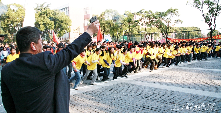 校党委书记燕爽为比赛鸣响了第一枪