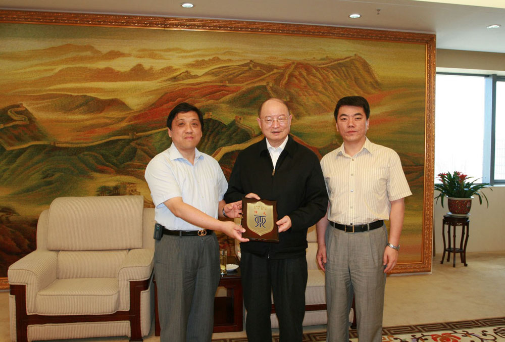 校领导向陈元董事长颁发“上海理工大学杰出校友”纪念牌