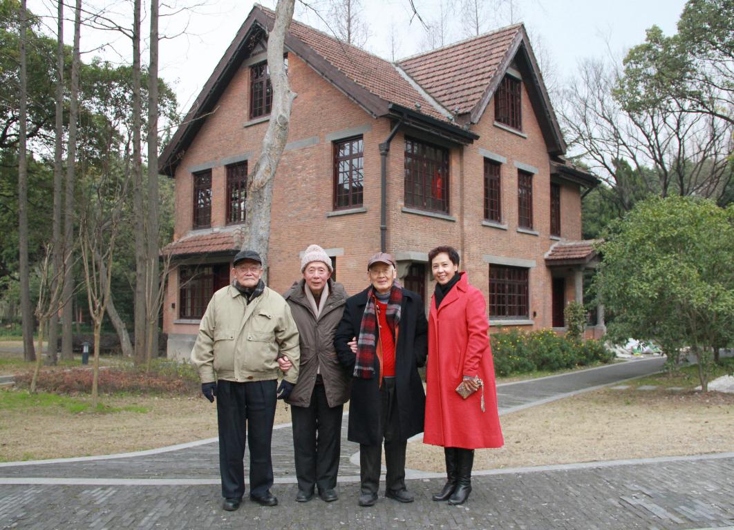 圣约翰大学校友会会长汪诚继（左2）及其他两位校友会负责人来我校访问参观