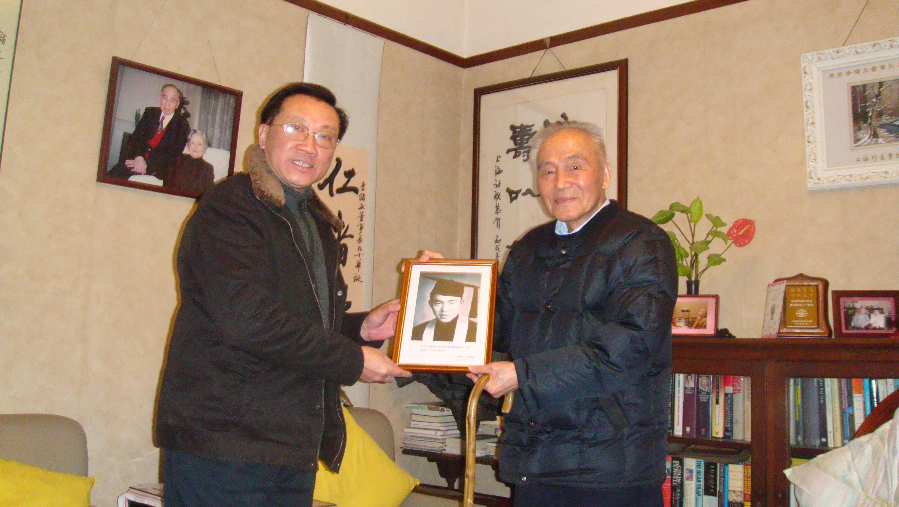 党委副书记何建中向李储文先生赠送了我校馆藏的先生1940年的毕业照