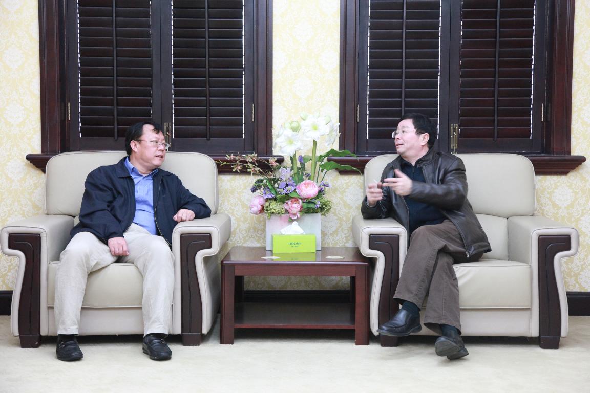 胡寿根校长亲切接见我校云南校友会会长王源明