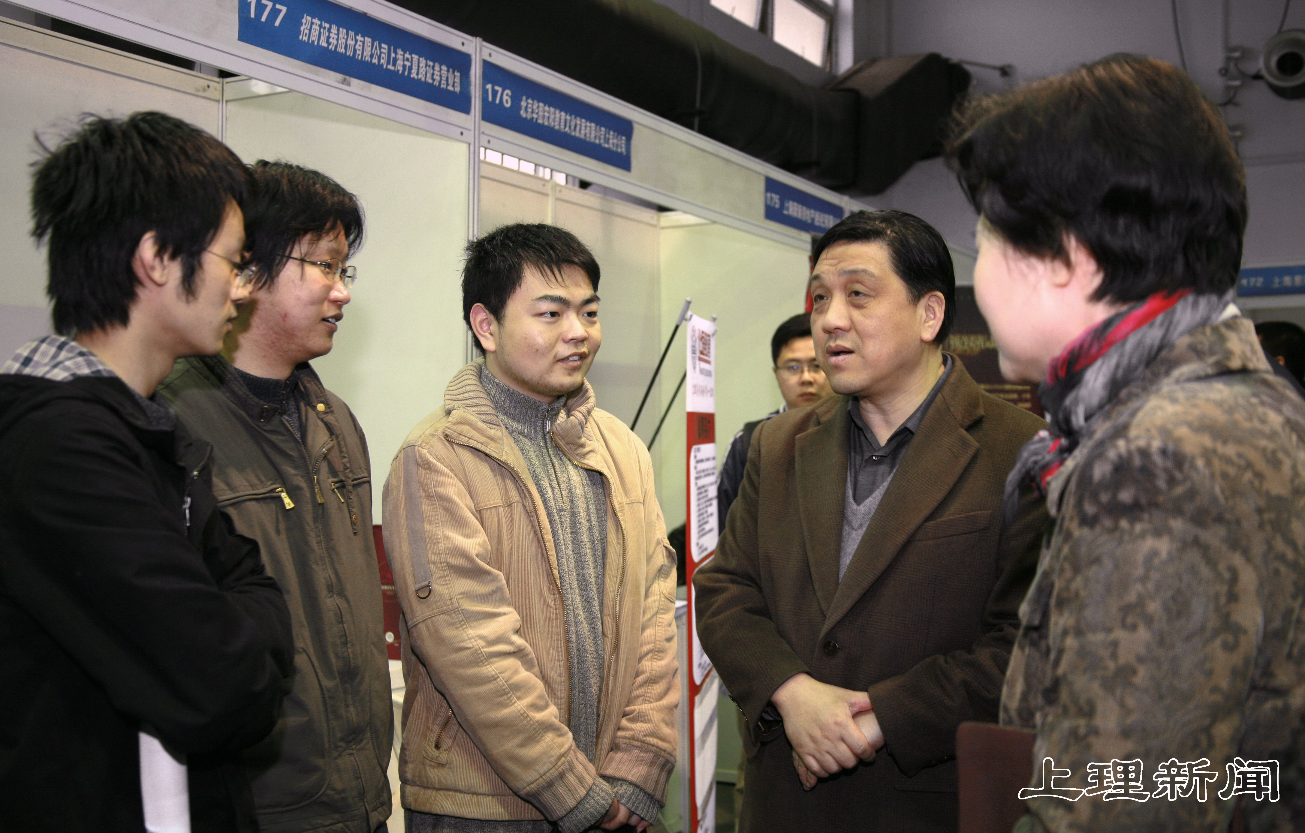 校长许晓鸣,党委副书记、常务副校长白苏娣向应聘学生了解就业状况