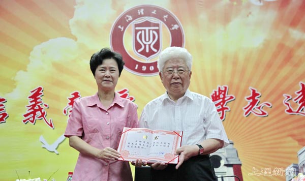 党委副书记、常务副校长白苏娣为周立伟院士颁发名誉教授聘书
