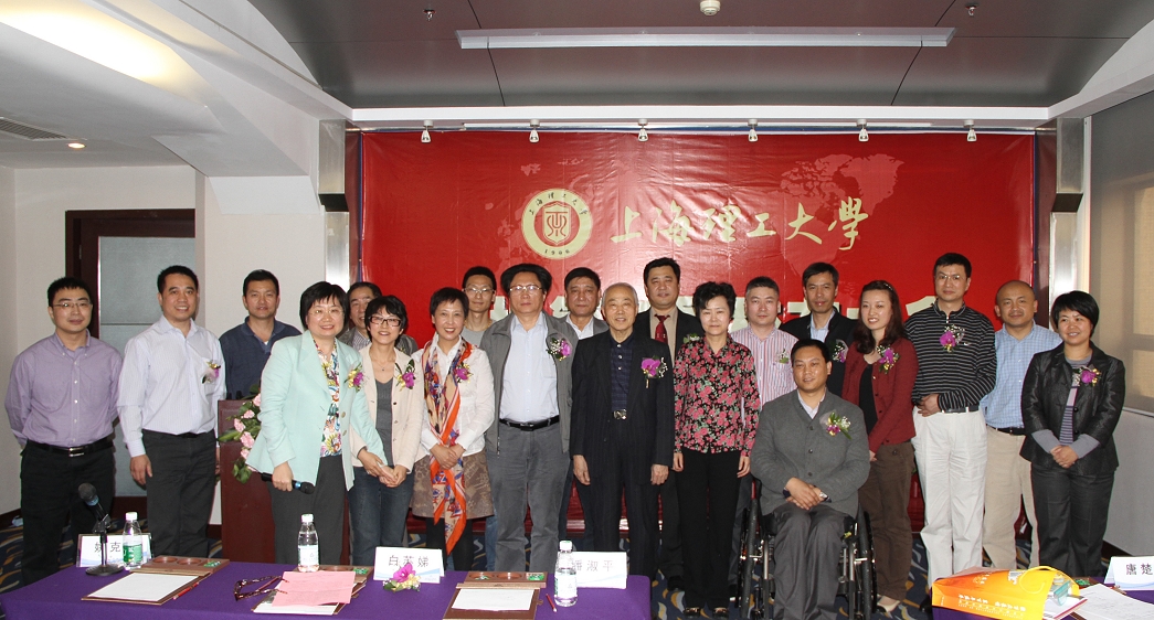 学校领导与深圳校友会理事会成员合影